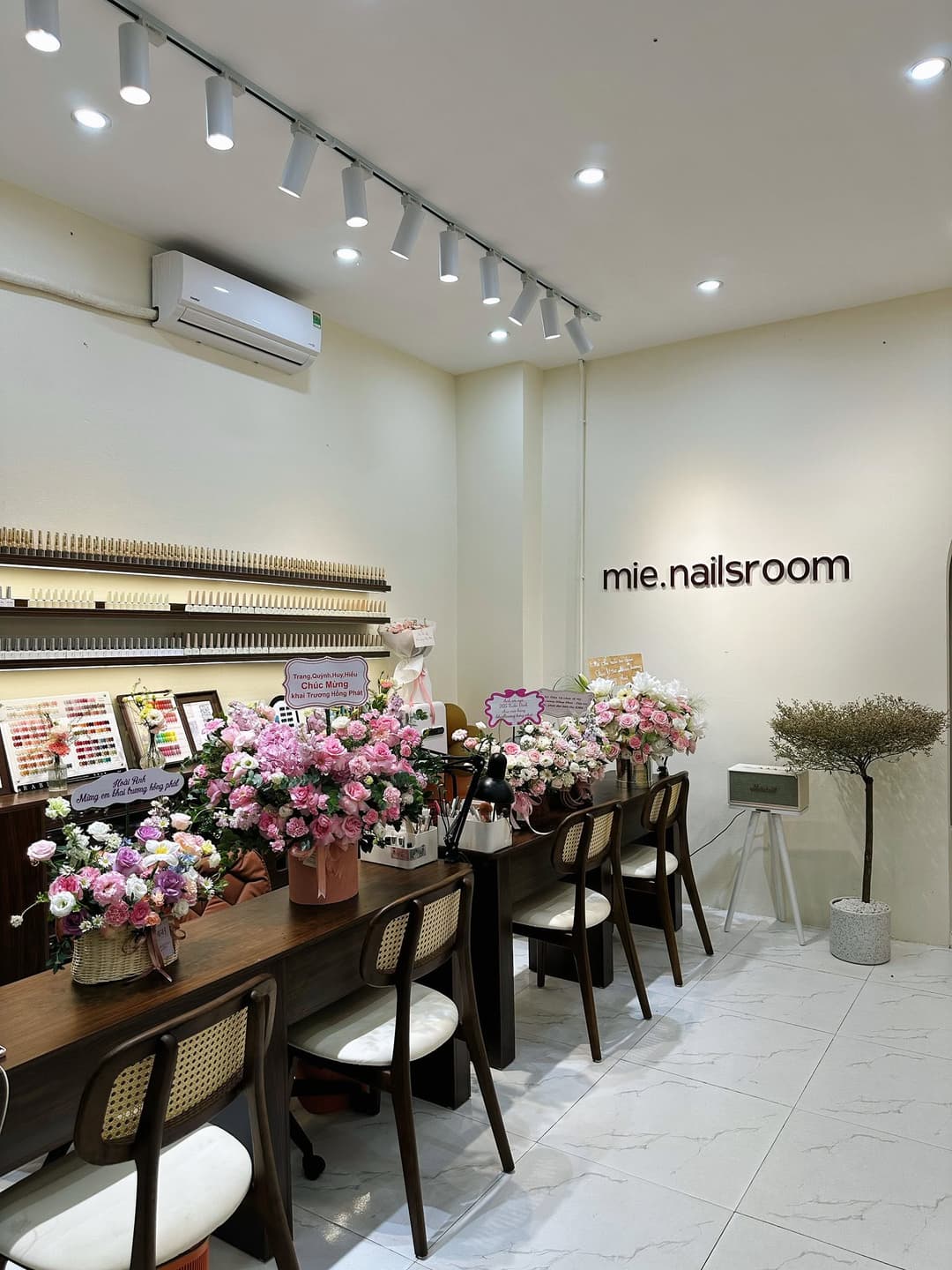 Mẫu nail thanh lịch tại mie.nailsroom